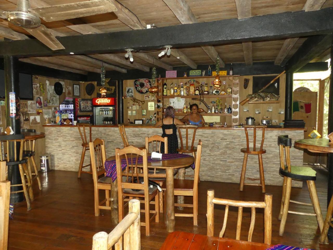 Hotel Kangaroo Y Restaurante Rio Dulce Exterior photo