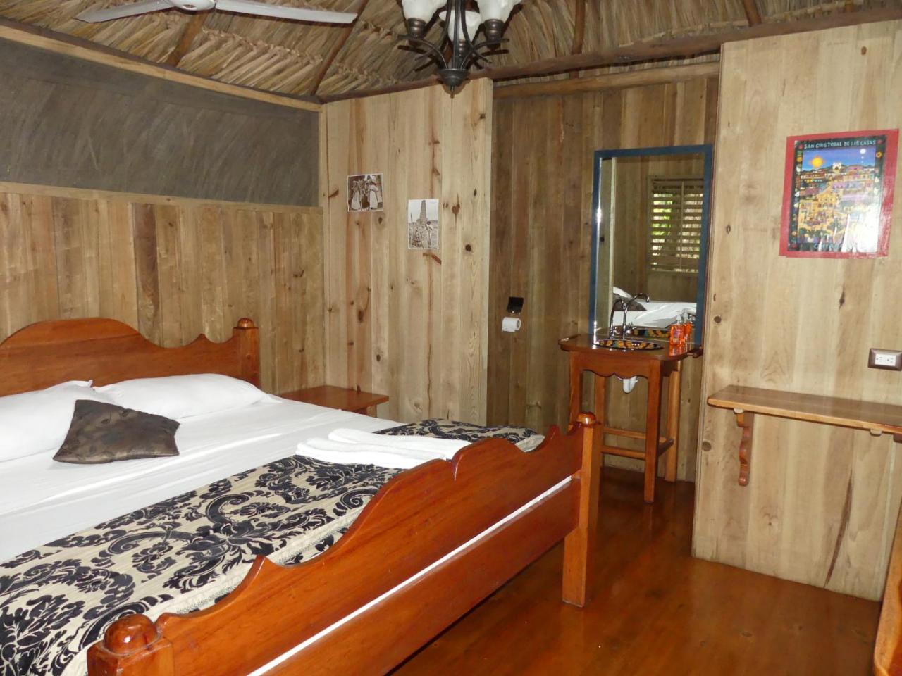 Hotel Kangaroo Y Restaurante Rio Dulce Exterior photo