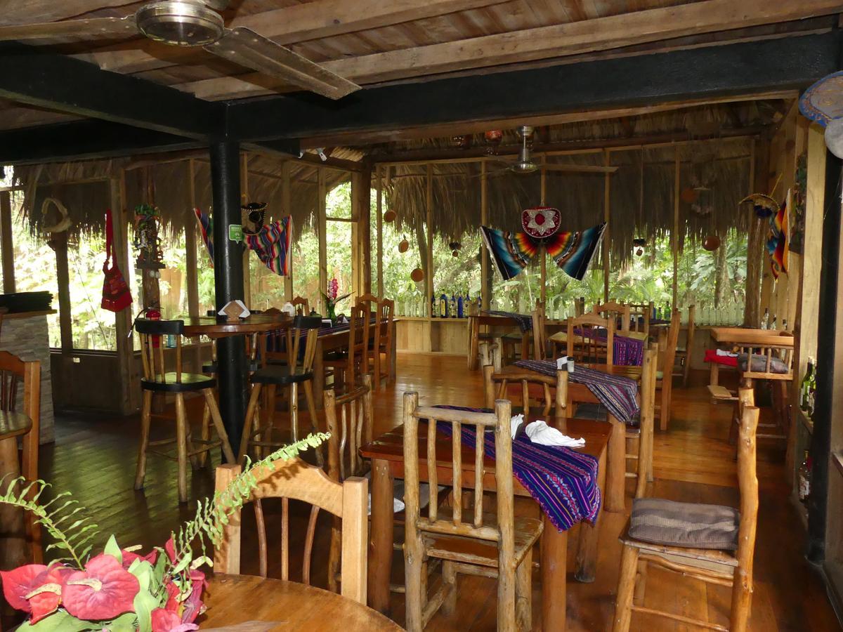 Hotel Kangaroo Y Restaurante Rio Dulce Exterior photo