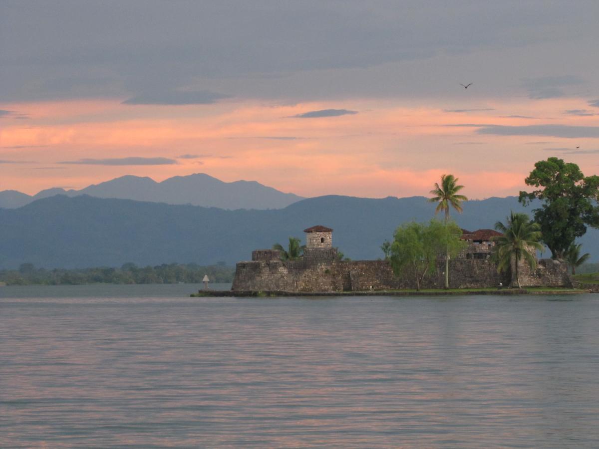 Hotel Kangaroo Y Restaurante Rio Dulce Exterior photo