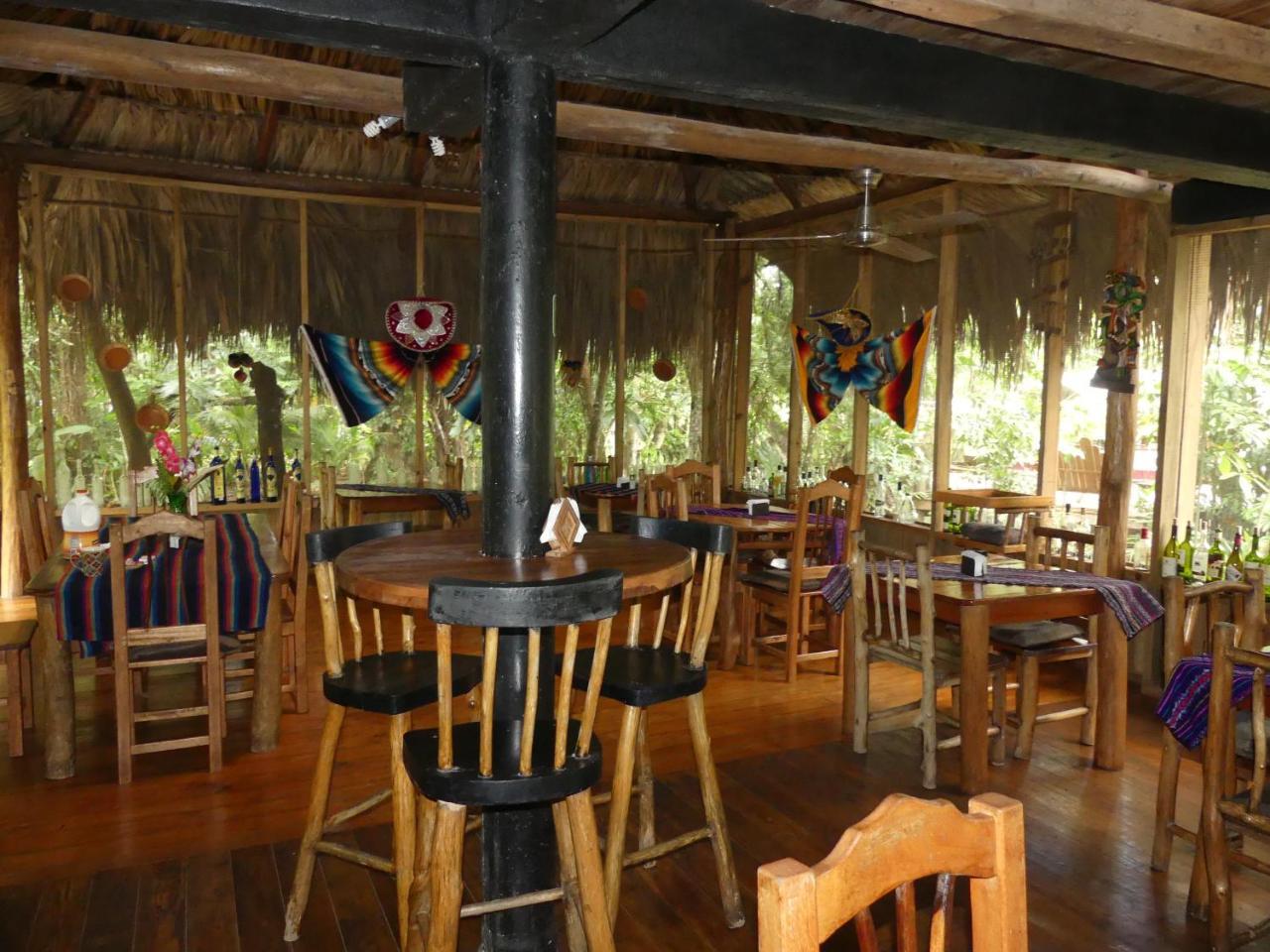 Hotel Kangaroo Y Restaurante Rio Dulce Exterior photo