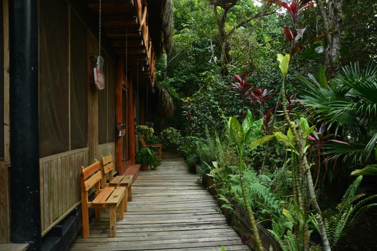 Hotel Kangaroo Y Restaurante Rio Dulce Exterior photo