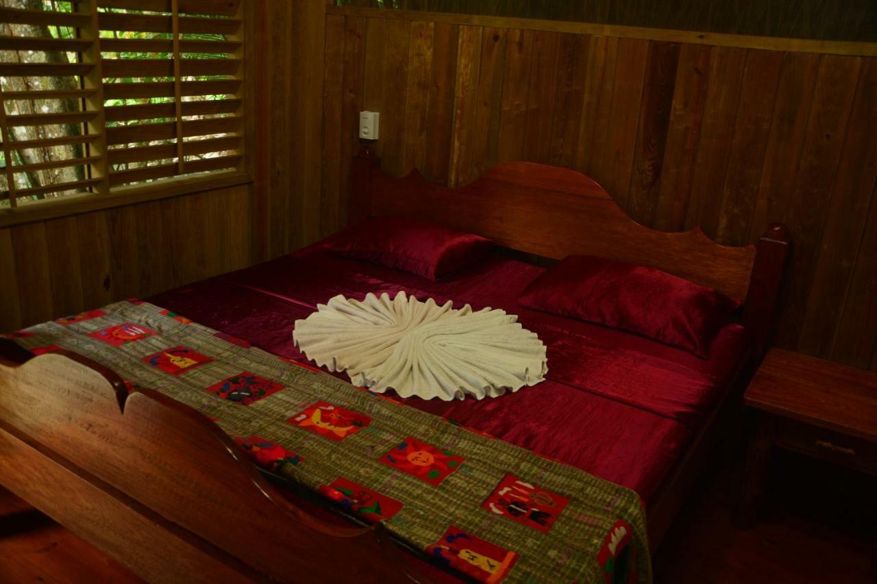 Hotel Kangaroo Y Restaurante Rio Dulce Exterior photo