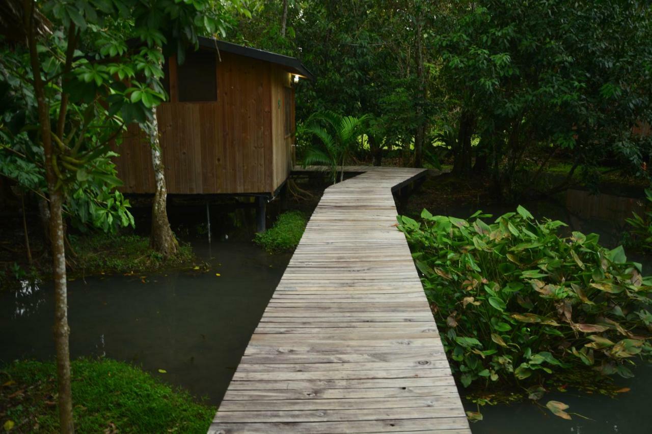 Hotel Kangaroo Y Restaurante Rio Dulce Exterior photo